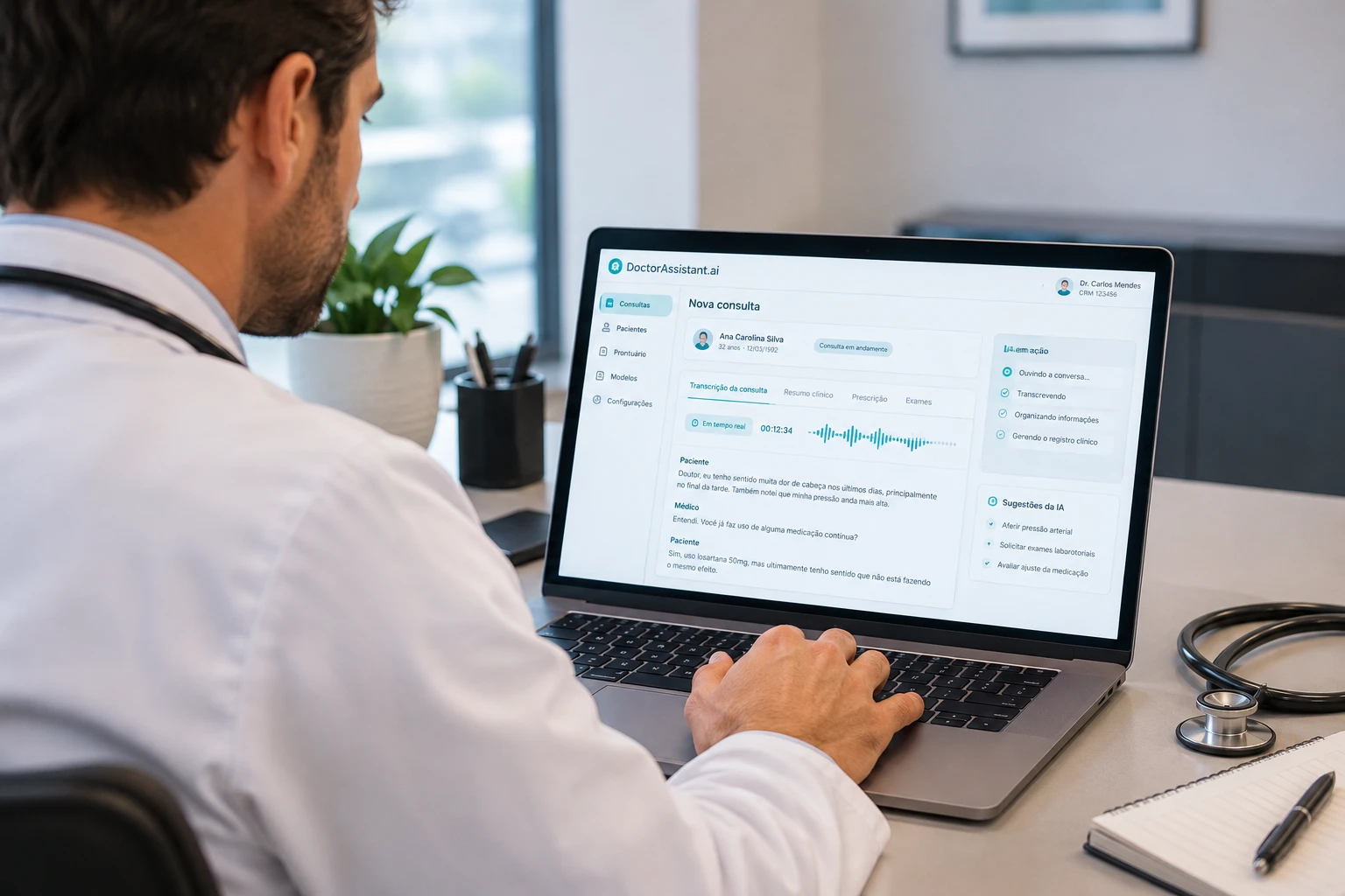 Médico usando a IA para prontuário médico do DoctorAssistant.ai durante a consulta