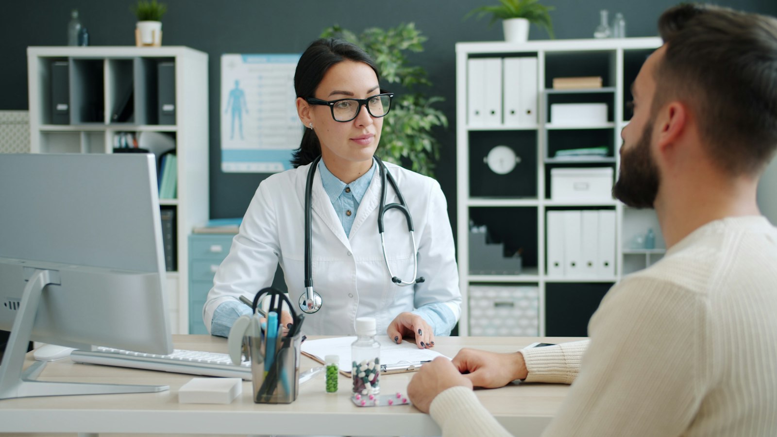 Como a IA entende termos médicos, siglas e sotaques na transcrição da consulta
