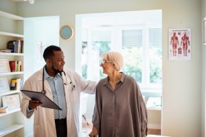 A humanização do consultório inclui fatores como ética, atendimento individualizado, confiança, respeito e um olhar mais sensível ao outro.