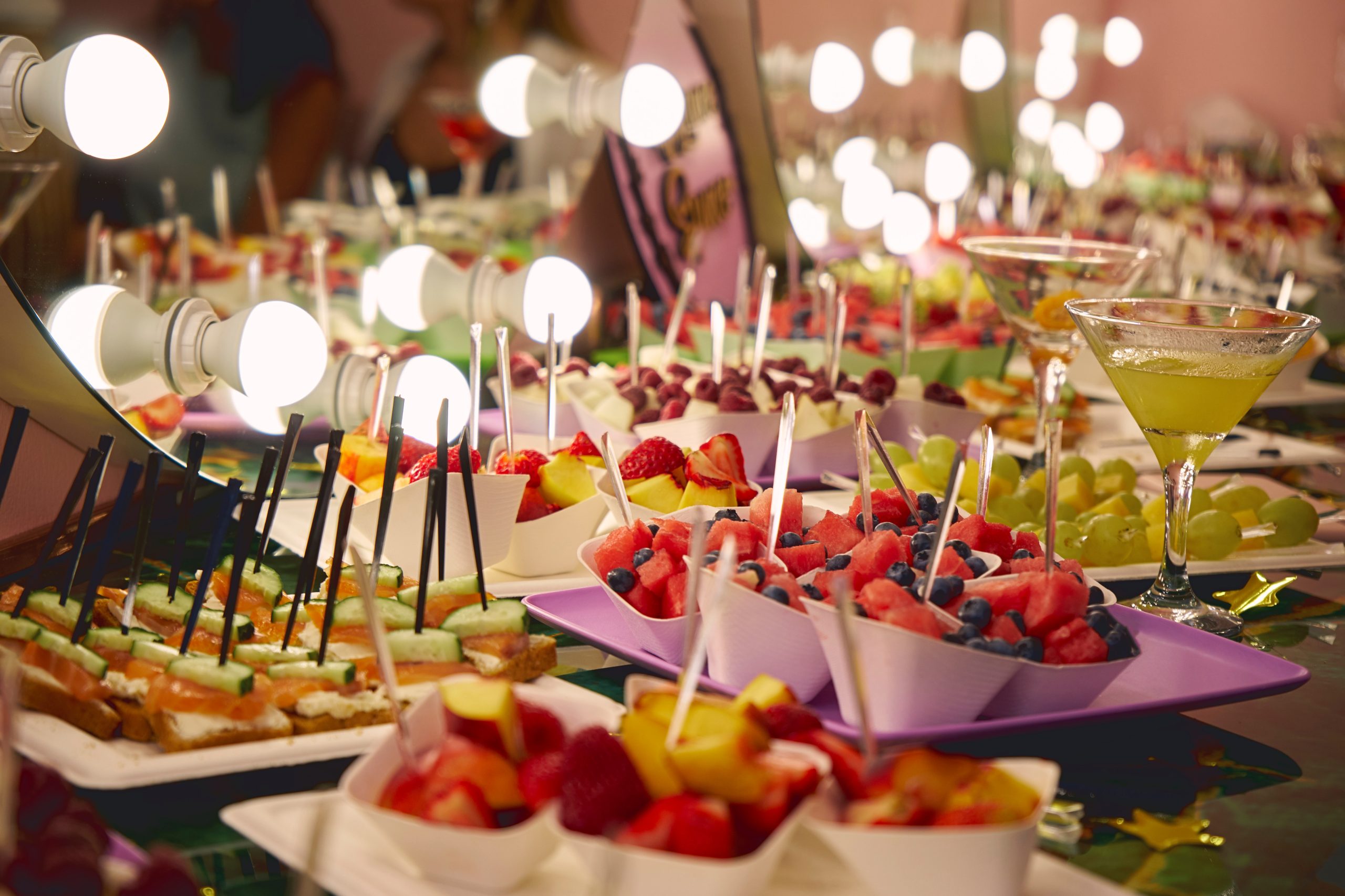 Mesa de festa com alimentos saudáveis para quem tem refluxo.